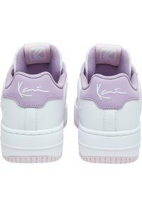 Hvite lær sneakers med lavendel detaljer, en teksturert mesh tunge og et signaturlogo på hælen. Lågtoppsdesign med gummisåle.