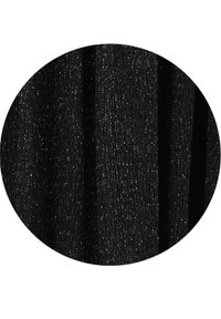 Musta kangas kiiltävällä tekstuurilla, jossa on ohuita metallilankoja, jotka luovat hienovaraisen kimalluksen ja pystysuoran pintastruktuurin.