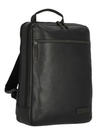 Sac à dos en cuir noir avec une surface texturée, une poignée supérieure, des bretelles ajustables et une poche frontale zippée. Design minimaliste.