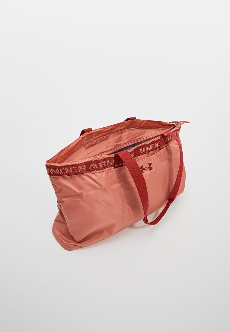 Bolsa tote de Under Armour roja con asas dobles y cremallera, fabricada en un material ligero, con el logo impreso cerca del borde superior.