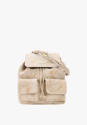 Beżowy materiałowy plecak z kwiatowymi wzorami, dwie przednie kieszenie z klapami, zapięcie na sznurek oraz klapa zabezpieczona sznurkiem z zawieszką w kształcie serca.