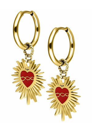 Goldene Creolen mit einem roten Herzen-Anhänger im Sonnenstrahlen-Design. Das Herz hat ein Kettenmuster in der Mitte.