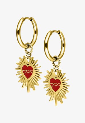 Goldene Creolen mit einem roten Herzen-Anhänger im Sonnenstrahlen-Design. Das Herz hat ein Kettenmuster in der Mitte.