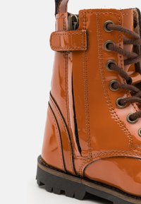 Petit Nord Copenhagen LACE UP BOOT UNISEX - �Šněrovací kotníkové boty - toffee