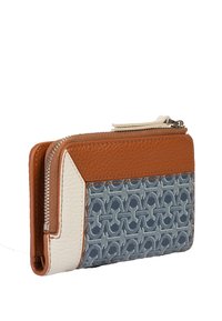 Portafoglio in pelle marrone e bianco con finitura testurizzata, dotato di un pannello in tessuto blu a motivo, chiusura a zip e dettagli di cucitura a contrasto.