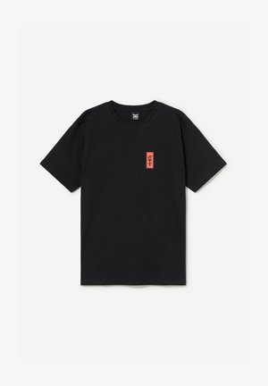 Μαύρο κοντομάνικο T-shirt με λαιμόκοψη crew και μικρό κάθετο κόκκινο μπαλώμα με ιαπωνικούς χαρακτήρες στο αριστερό στήθος.