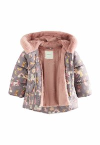Gestepptes Jacket, lila mit Blumen- und Tiermustern, ausgestattet mit einer Kapuze aus rosa Kunstfell und Innenfutter, Frontreißverschluss und Druckknöpfen.