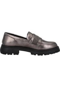 Mocasín gris metálico con una banda texturizada y suela negra estriada. Presenta una punta redondeada y material de cuero suave.
