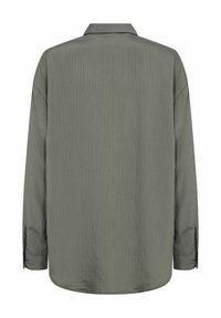 Halenka s dlouhými rukávy v olivově zelené barvě s ribbed texturou, klasickým límcem, spadlými rameny a manžetami na knoflíky. Hladký povrch látky.