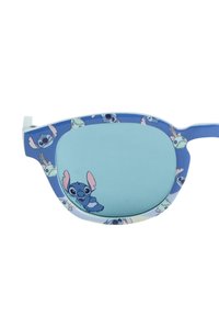 Lunettes de soleil bleues avec une monture à motifs mettant en avant des personnages animés. Les verres ont une teinte bleu clair, apportant un élément de design ludique.