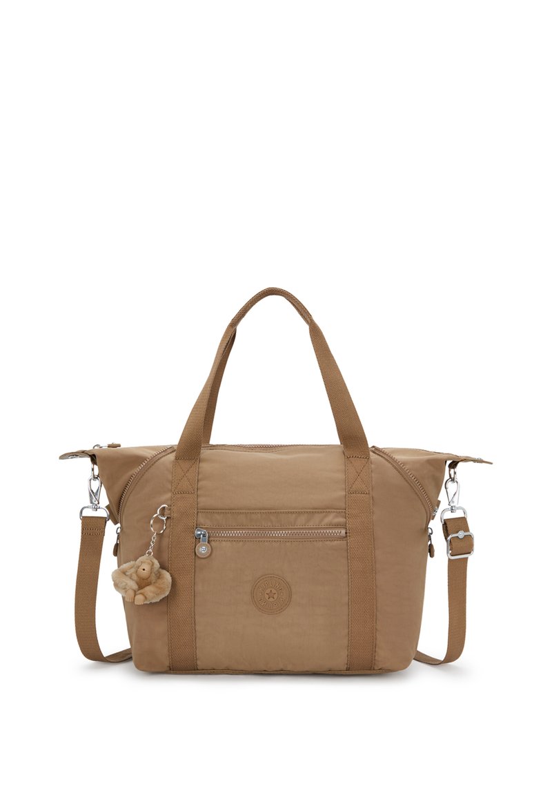 Bolso marrón hecho de tejido ligero, con asas superiores dobles, una correa de hombro desmontable, un bolsillo frontal con cremallera y un charm de felpa.