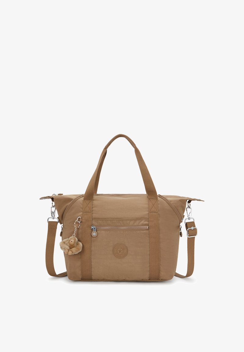 Bolso marrón hecho de tejido ligero, con asas superiores dobles, una correa de hombro desmontable, un bolsillo frontal con cremallera y un charm de felpa.