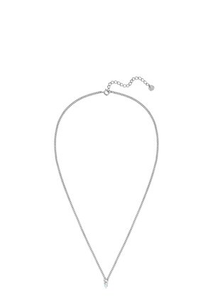 Sudraba ķēdes kaklarota ar smailu piekari, kurai ir smalka saikņu dizains un regulējams aizdare ar mazu piekariņu.