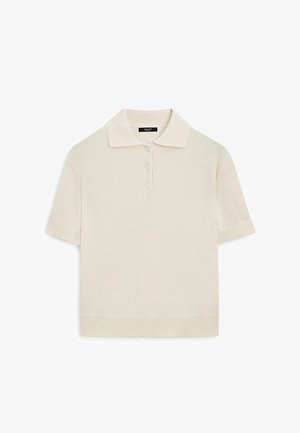 Kurzärmliges cremefarbenes Strick-Polohemd mit drei Knöpfen sowie geripptem Kragen, Bündchen und Saum, flach auf weißem Hintergrund liegend.