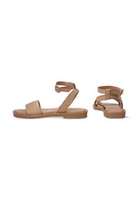 Hellbraune Leder-Sandalen mit flacher Sohle, einem breiten Vorderriemen und einem verstellbaren Knöchelriemen. Minimalistisches Design mit einer glatten Oberfläche.