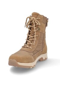 Botas de senderismo en color marrón, fabricadas con una combinación de ante y nylon, con un cuello acolchado, cierre de cordones en la parte frontal y suela de goma para mayor tracción.