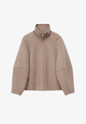 Beige wollen fleecejack met ritssluiting, hoge kraag en verlaagde schoudernaden, plat uitgespreid op een witte achtergrond.