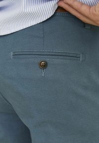 Jack & Jones JPSTMARCO JJFURY ANA - Chino hlače - china blue