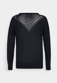 Pull noir à manches longues avec un motif en maille ouverte en forme de V dans le haut du dos et des poignets et une base côtelés.