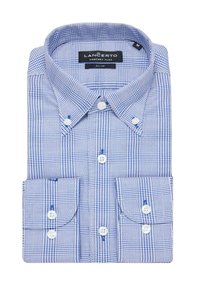 Niebieska i biała koszula w kratę, wykonana z tkaniny o wzorze teksturowanym. Posiada ostre kołnierzyki, zapięcie na guziki z przodu oraz kieszenie na mankietach.