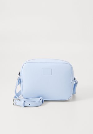 Bolso bandolera rectangular de color azul claro, hecho de cuero suave, con un total de una correa ajustable y un logo grabado en la parte frontal.