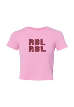 Różowy krótki top z krótkim rękawem z wyraźnymi ciemnoczerwonymi literami "RBL" powtórzonymi dwukrotnie na środku przodu.
