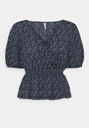 Mørkeblå omslagsbluse med lille lyseblåt blomsterprint, korte pufærmer og elastisk talje med peplumkant.