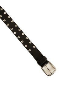 Cintura in pelle nera con occhielli in metallo argento e una fibbia rettangolare in argento, caratterizzata da una superficie liscia e una larghezza uniforme.