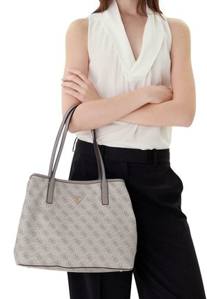 Sac cabas gris à motif logo, en cuir, avec deux anses plates, forme structurée et détail logo en métal sur le devant.