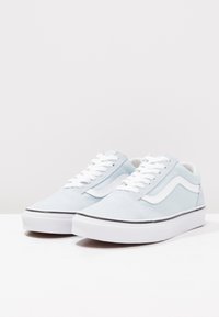 Lyseblå semskede sneakers med hvite snorer og detaljer. Har et klassisk design med svart såletrim og signatur sidestykke.