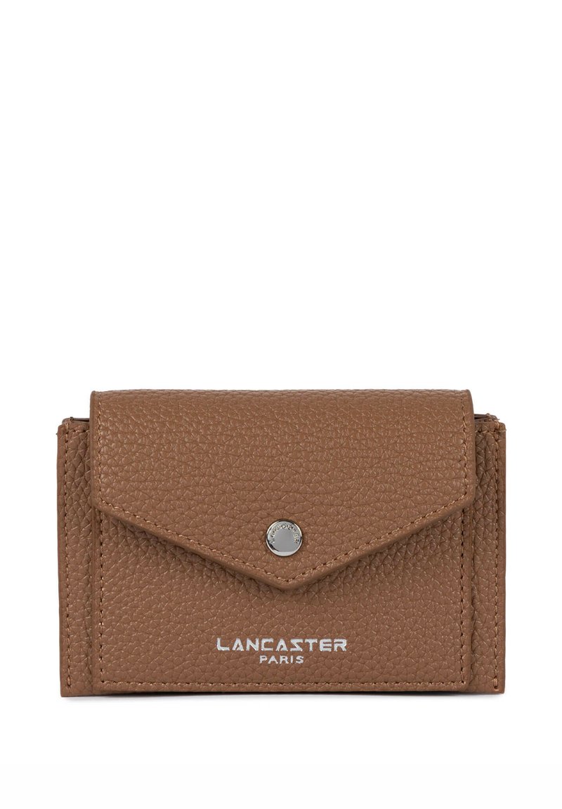 Portefeuille en cuir marron texturé avec fermeture à pression, rabat triangulaire et logo embossé. Forme rectangulaire compacte.