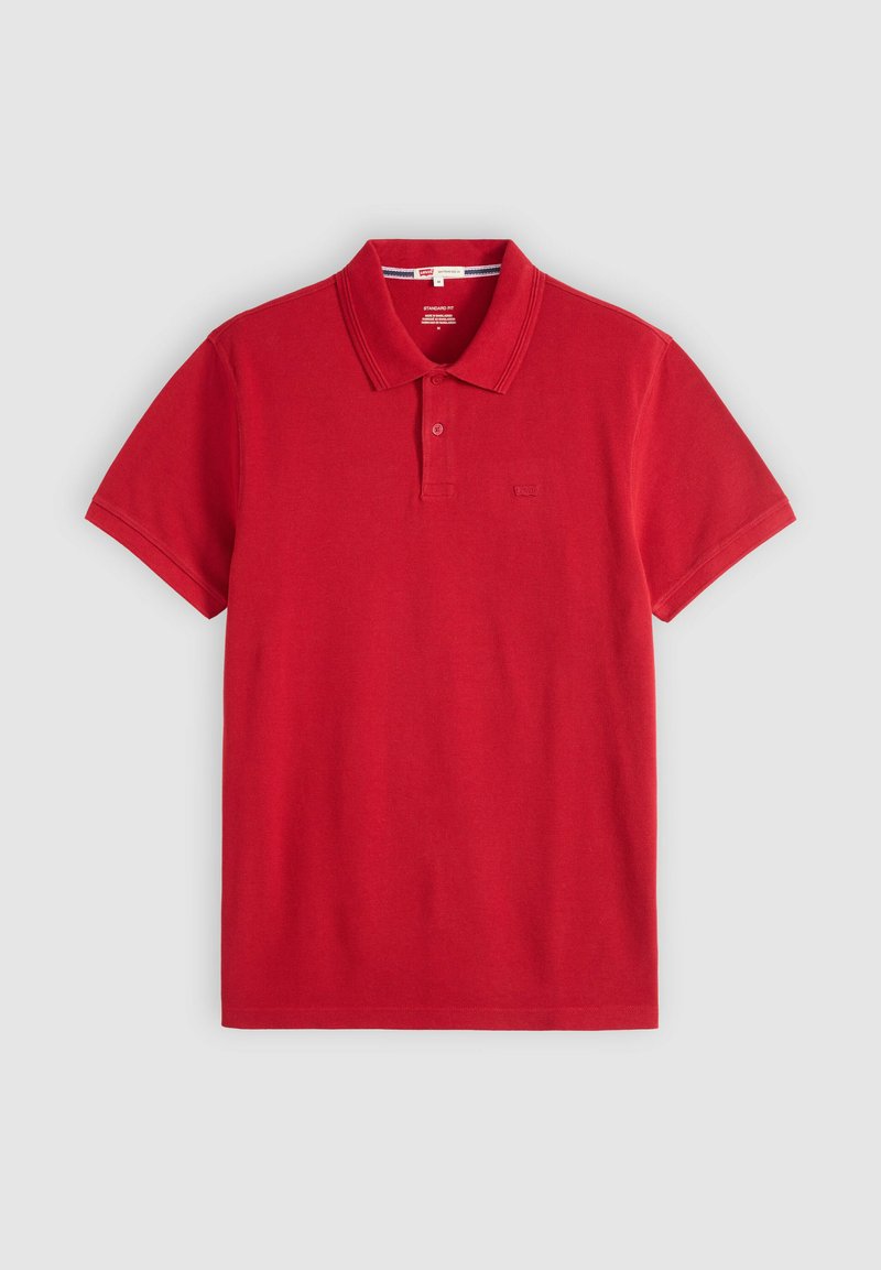 Polo rouge à manches courtes avec col et patte de boutonnage à deux boutons, posé à plat sur un fond gris clair.