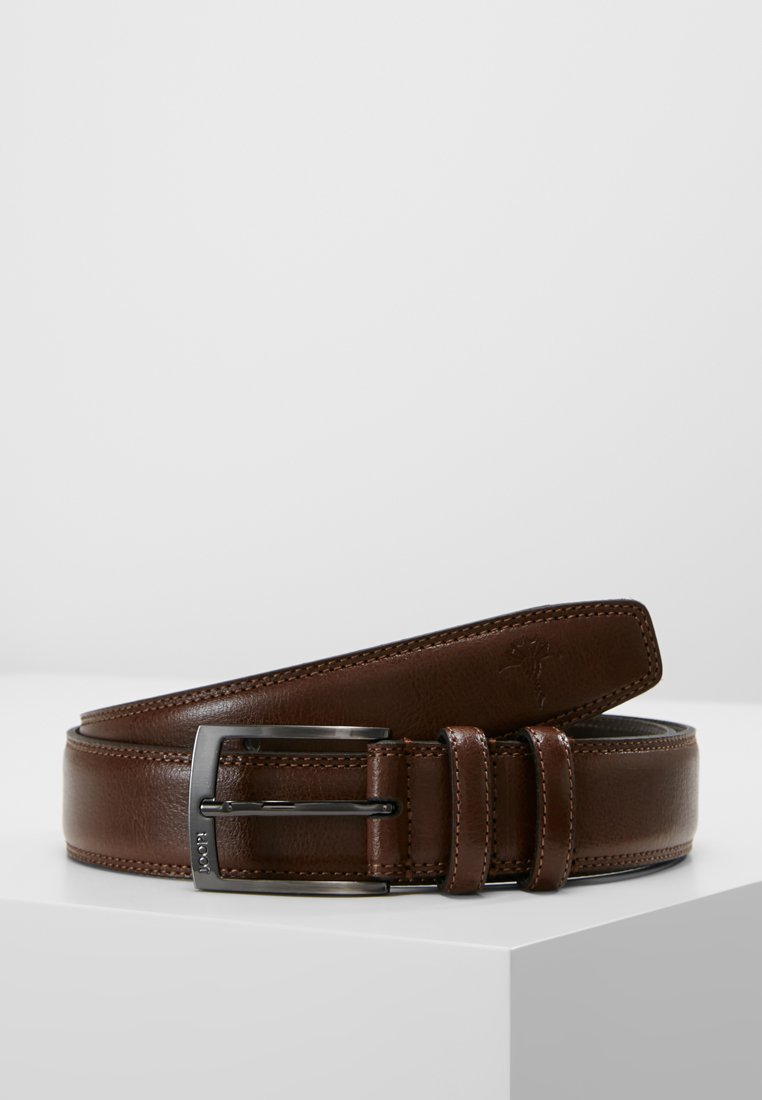 Bruine leren riem met een gestructureerde afwerking, voorzien van een zilverkleurige metalen gesp en twee leren houders voor verstelling.