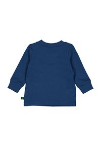 Langarmshirt aus marineblauem Baumwollstoff, mit Rundhalsausschnitt, gerippten Bündchen und einem kleinen grünen Etikett in der unteren linken Ecke.