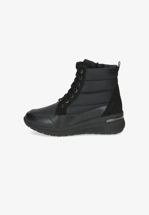 Schwarze Knöchelstiefel mit gepolstertem Schaft, Schnürverschluss, Wildlederakzenten und einer strukturierten Gummisohle. Mit einem leichten Keilabsatz ausgestattet.