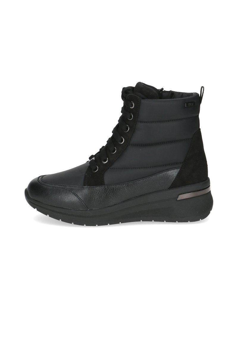 Botas negras hasta el tobillo con una parte superior acolchada, punta con cordones, acentos de ante y una suela de goma texturizada. Presenta un leve tacón en cuña.