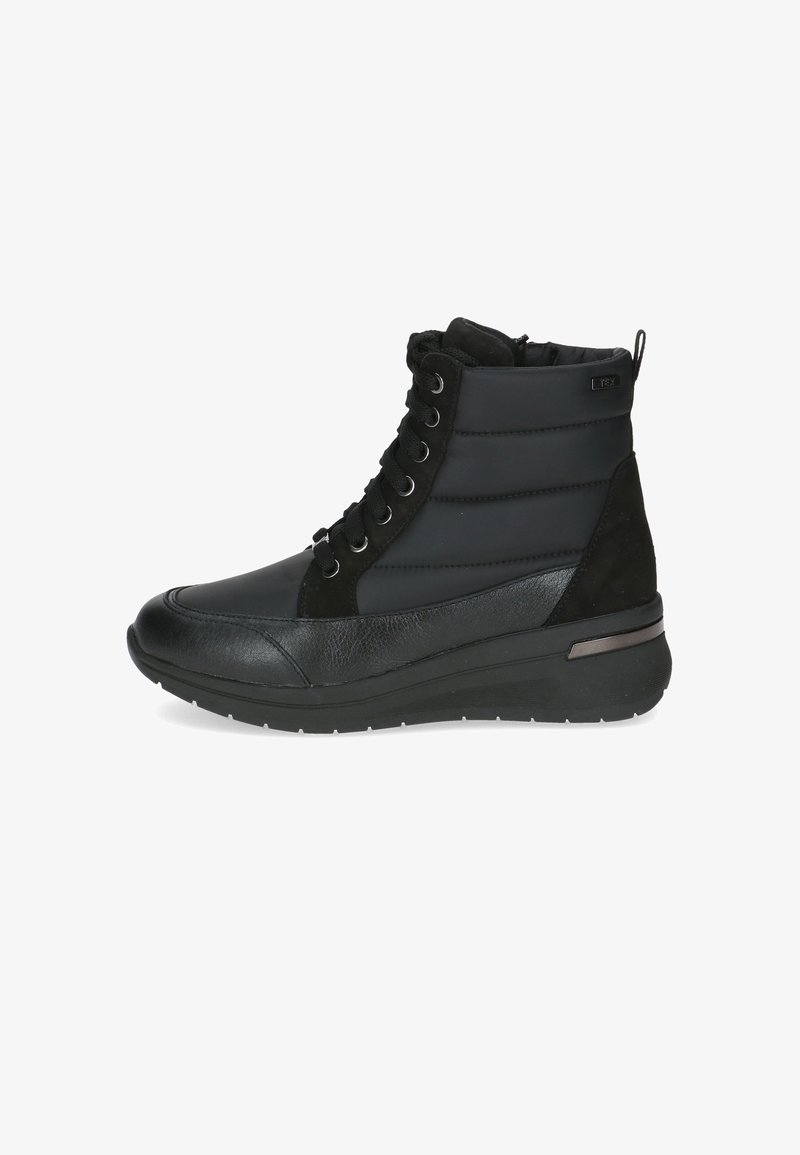 Botas negras hasta el tobillo con una parte superior acolchada, punta con cordones, acentos de ante y una suela de goma texturizada. Presenta un leve tacón en cuña.