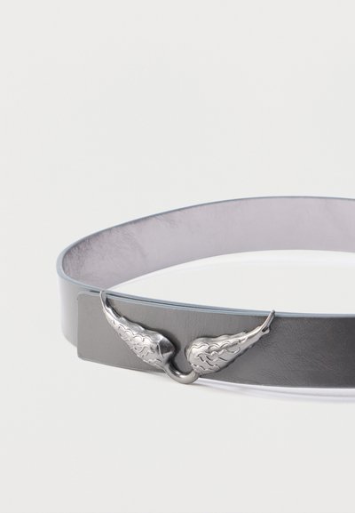Γκρι δερμάτινη ζώνη με μεταλλική αγκράφα με φτερά, λεία υφή και ορθογώνιο σχέδιο ιμάντα.