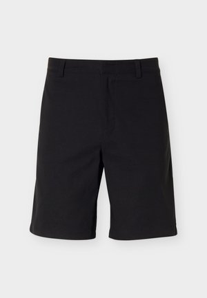 Črne kratke hlače do kolen z zankami za pas in sprednjo zadrgo, prikazane na belem ozadju.