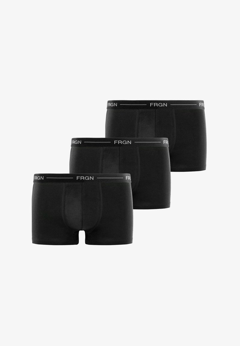 Boxer-briefs noirs, paquet de trois, fabriqués en tissu doux. Ceinture élastique avec le logo "FRGN". Design ajusté avec une texture lisse et sans motifs.