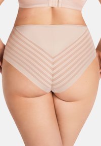 Beige high-waisted slipjes met doorschijnende gestreepte panelen, voorzien van een gladde textuur en een V-vormig ontwerp aan de achterkant.