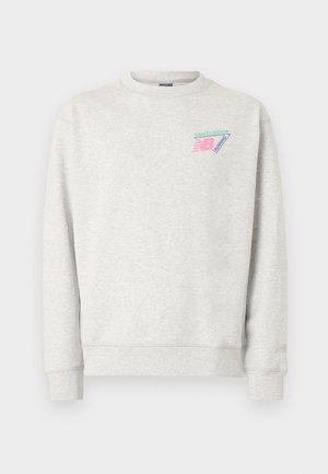 Svetlosivá mikina s okrúhlym výstrihom a malým ružovým, zeleným a fialovým logom New Balance Running na ľavej hornej časti hrudníka.