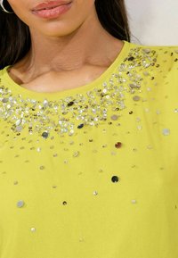 Lipsy REGULAR FIT - SEQUIN - Triko s potiskem - yellow
