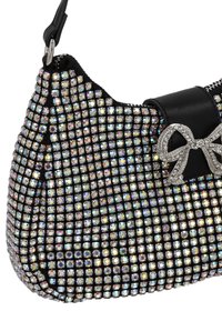 Borsa nera ricoperta di strass multicolori, caratterizzata da un dettaglio in pelle nera e un fiocco argento. Forma curva con tracolla.