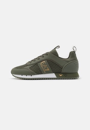 Baskets vert olive avec panneaux en mesh, lacets sur le devant, logo EA7 Emporio Armani apposé sur le côté, et semelle blanche et verte rainurée.
