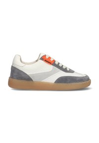 Sneakers hebben witte geperforeerde leren en grijze suede panelen, oranje accenten, grijze veters en een zool van gomrubber.