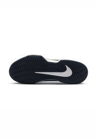 Tumši zilu sporta apavu zole ar teksturētu, herringbone rakstu, kam pievienots balts Nike swoosh logo un gumijots papēža stiprinājums, lai nodrošinātu labāku saķeri.
