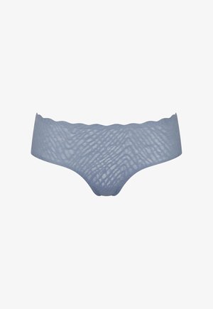 Bikini de encaje en azul claro con un patrón texturizado, presenta una cinturilla con ondas y una tela suave y transparente para un aspecto delicado.