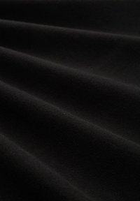 Zwarte stof met een gladde textuur, met subtiele plooien en vouwen, die een uniforme kleur toont zonder patronen of accenten.