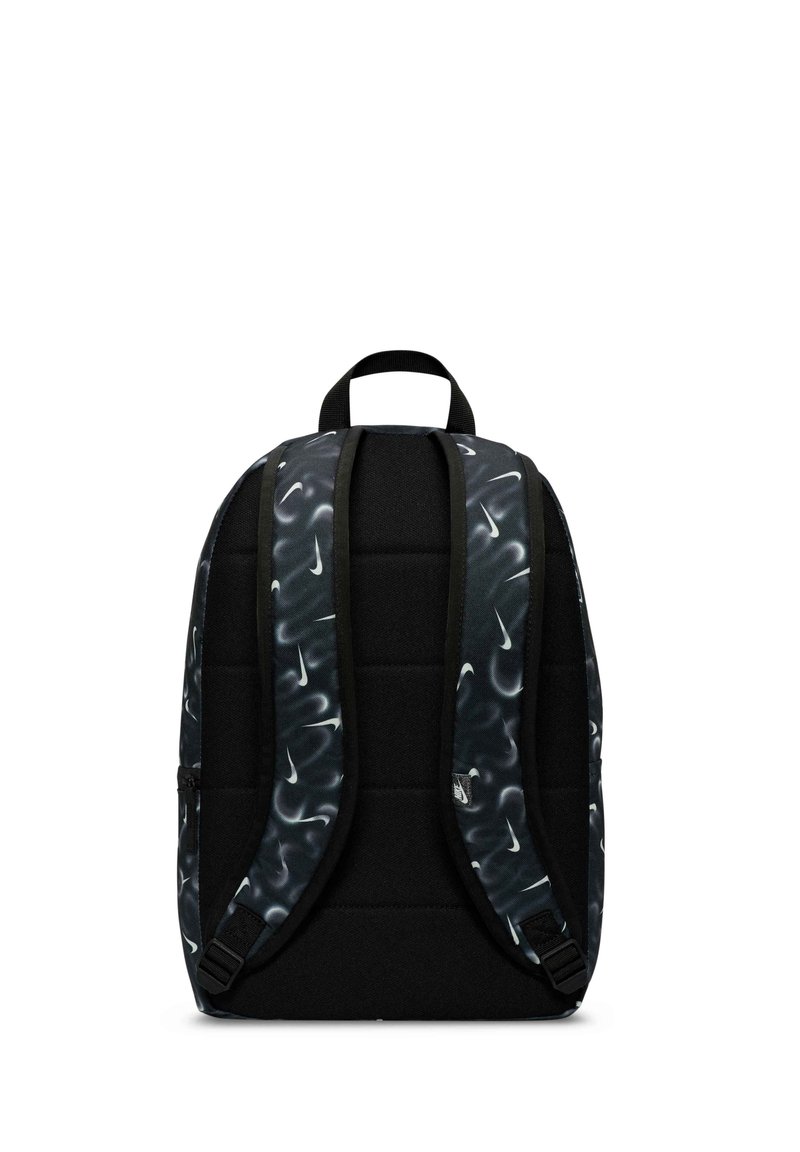 Sac à dos noir avec un motif décoratif et des logos Nike blancs, dos et bretelles rembourrés, et une poche zippée sur un côté.